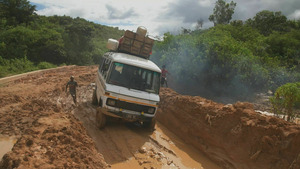 Vignette du programme télé Les routes de l'impossible (Madagascar, les couloirs de satan) S15 (2/2)