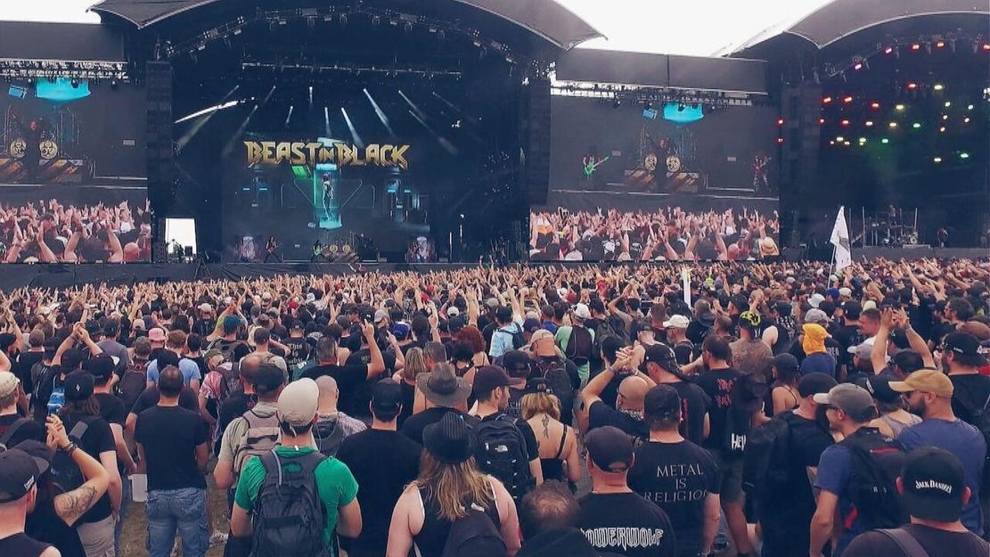 Vignette du programme télé Hellfest et Burning Man : l'incroyable succès des festivals les plus fous du monde