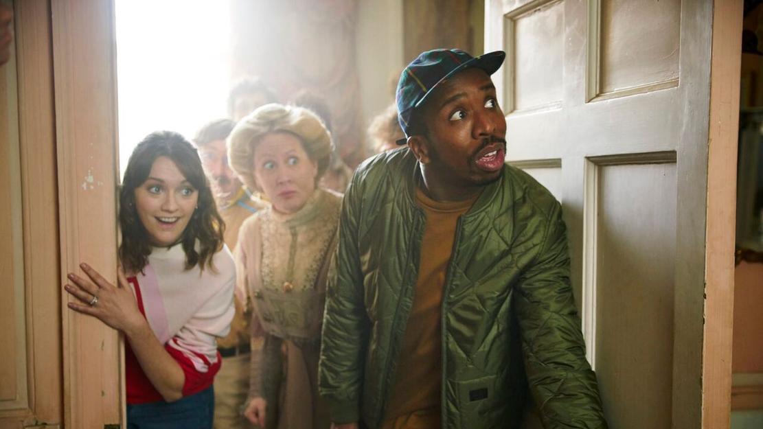 Vignette du programme télé Ghosts : Fantômes à la maison