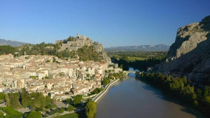 Vignette du programme télé Les 100 lieux qu'il faut voir (La route Napoléon, de la Côte d'Azur aux Alpes) S10 (2/9)