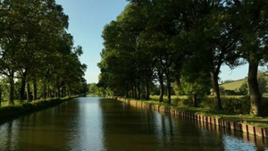 Vignette du programme télé Les 100 lieux qu'il faut voir (Au fil du canal de Bourgogne) S12 (2/7)