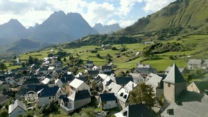 Vignette du programme télé Les 100 lieux qu'il faut voir (Les Pyrénées, terre d'histoire et de transhumance) S11 (4/8)