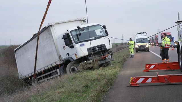 Vignette du programme télé 100 jours avec les dépanneurs de l'autoroute - Saison 3