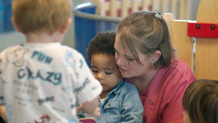 Vignette du programme télé Crèches, razzia sur les bébés : Un système biberonné à l'argent public