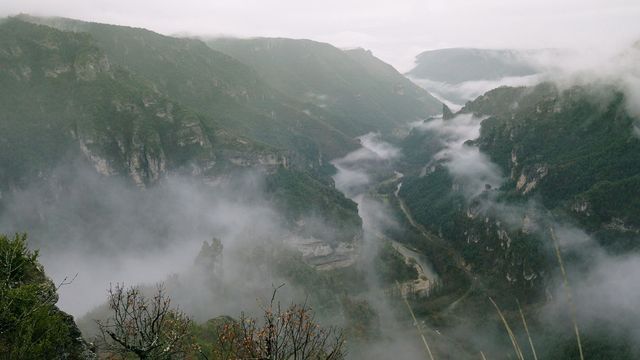 Vignette du programme télé Les promesses de la terre - Saison 1