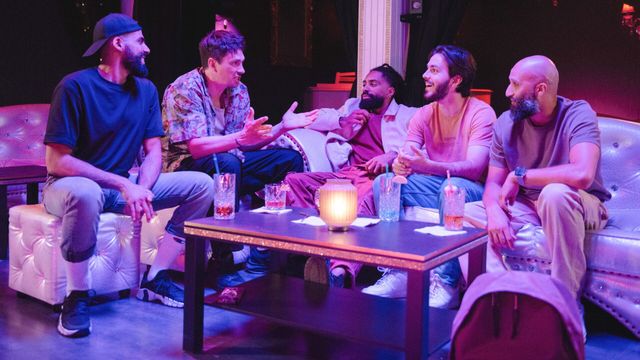 Vignette du programme télé Enterrement de vie de garçon - Saison 1