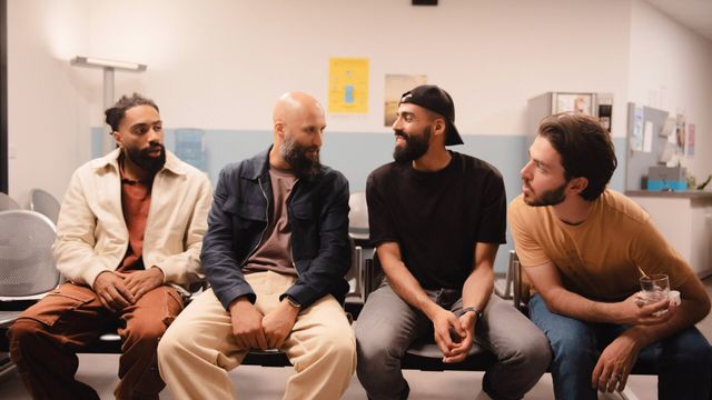 Vignette du programme télé Enterrement de vie de garçon - Saison 1