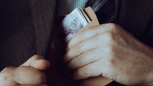 Vignette du programme télé Escrocs : sans foi ni loi - Saison 1