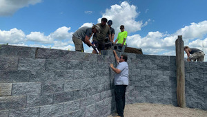 Vignette du programme télé L'Incroyable ferme des Pols (La vente aux enchères) S1 (5/14)