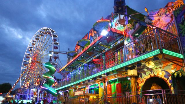 Vignette du programme télé Parc Astérix, fêtes foraines : la guerre des loisirs à sensation