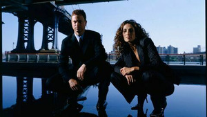 Vignette du programme télé Les experts : Manhattan (Mise en scène) S9 (12/17)