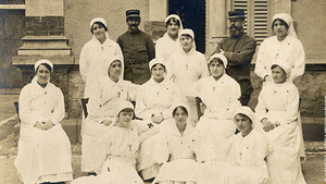 Vignette du programme télé Croix-Rouge, des femmes dans la guerre S1 (n°1)