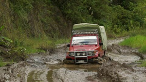 Vignette du programme télé Les routes de l'impossible (Bolivie : les Yungas, au-delà des nuages) S13 (2/6)