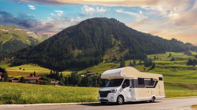 Vignette du programme télé La folie du camping-car : des vacances pas comme les autres - Saison 1
