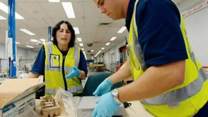 Vignette du programme télé Douanes sous haute surveillance (Passenger Playing Games/Illegal Worker on the Run/Taking Pills) S3 (15/20)