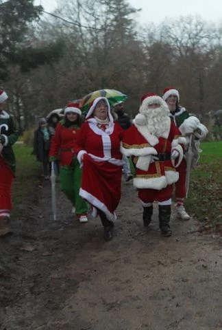 Vignette du programme télé Noël en famille : prêts à tout pour un réveillon inoubliable