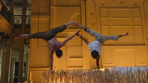 Vignette du programme télé Entre chiens et louves par le Cirque Le Roux au Bon Marché Rive Gauche