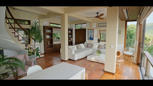 Vignette du programme télé L'agence : l'immobilier de luxe en famille - Saison 6