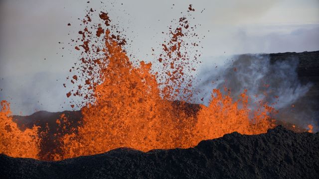 Vignette du programme télé Hawaï, où l'eau embrasse le feu