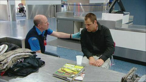 Vignette du programme télé Douanes sous haute surveillance (American Surfer Rusty/Indonesian Family Having Nothing to Declare/Bottles of Pills) S4 (4/20)