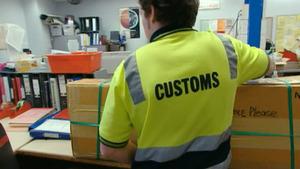 Vignette du programme télé Douanes sous haute surveillance (British Banker from Hong Kong / Cooking Pot from India / Malaysian Chefs) S4 (2/20)