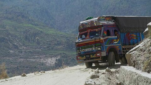 Vignette du programme télé Les routes de l'impossible (Népal : face aux précipices) S15 (1/2)