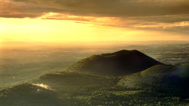 Vignette du programme télé Volcans d'Auvergne : vont-ils se réveiller ?