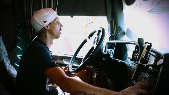 Vignette du programme télé Les routiers : profession chauffeur poids lourd - Saison 2