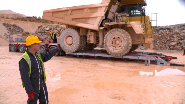 Vignette du programme télé Camions XXL : les rois du convoi exceptionnel - Saison 1