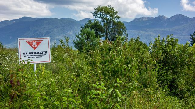 Vignette du programme télé La Croatie, une carte postale et des mines