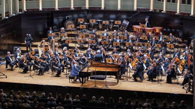 Vignette du programme télé Víkingur Olafsson interprète le Concerto pour piano de Grieg