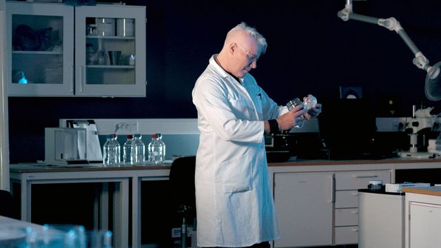 Vignette du programme télé Tous empoisonnés : Le fléau des PFAS