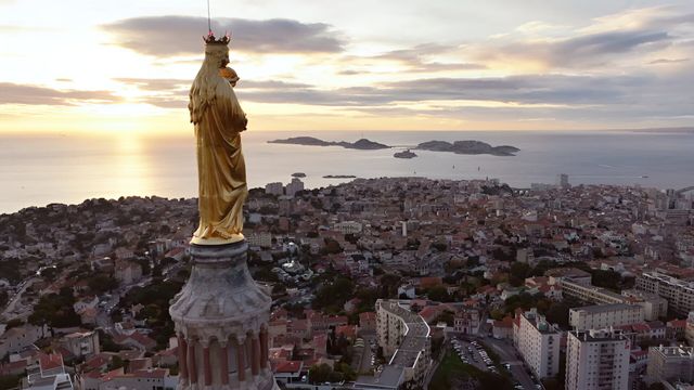 Vignette du programme télé Pleins feux sur la Bonne Mère