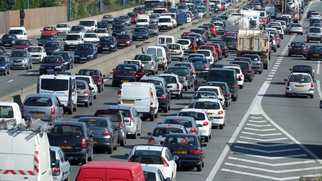 Vignette du programme télé Embouteillages, parkings : dans l'enfer de la route - Saison 1