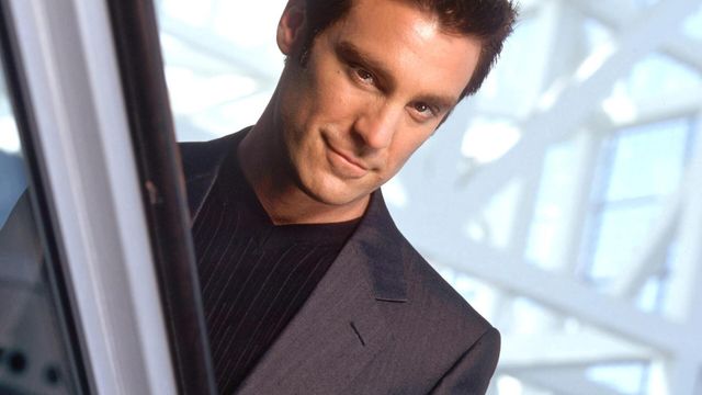 Vignette du programme télé Le Caméléon - Saison 4