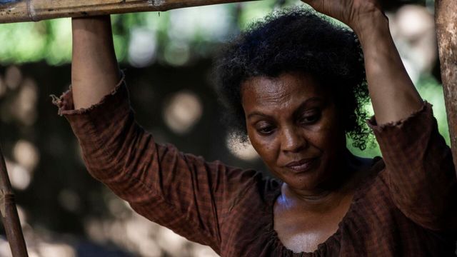 Vignette du programme télé Enchaînés - Saison 1