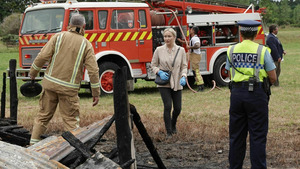Vignette du programme télé Brokenwood (Quatre incendies et un enterrement) S8 (6/6)