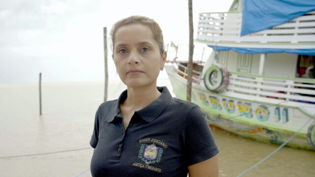 Vignette du programme télé Le tribunal flottant de l'Amazone