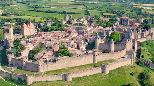 Vignette du programme télé A l'ombre des grands châteaux