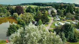 Vignette du programme télé Le camping, un siècle de bonheur français