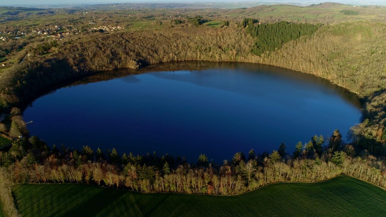 Vignette du programme télé Volcans d'Auvergne : vont-ils se réveiller ?
