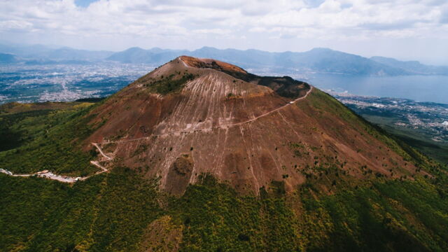 Vignette du programme télé Vésuve : le volcan destructeur de Pompéi qui inquiète l'Europe