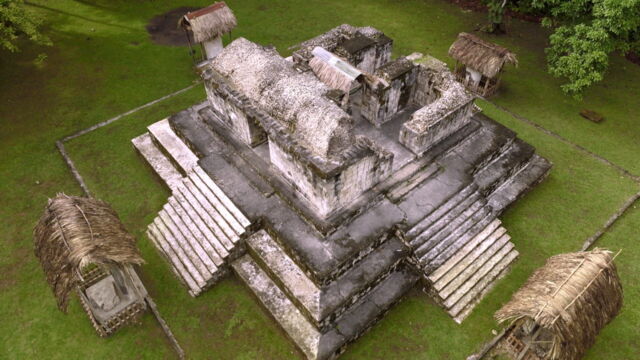 Vignette du programme télé Le mystère des Mayas : des origines à la chute