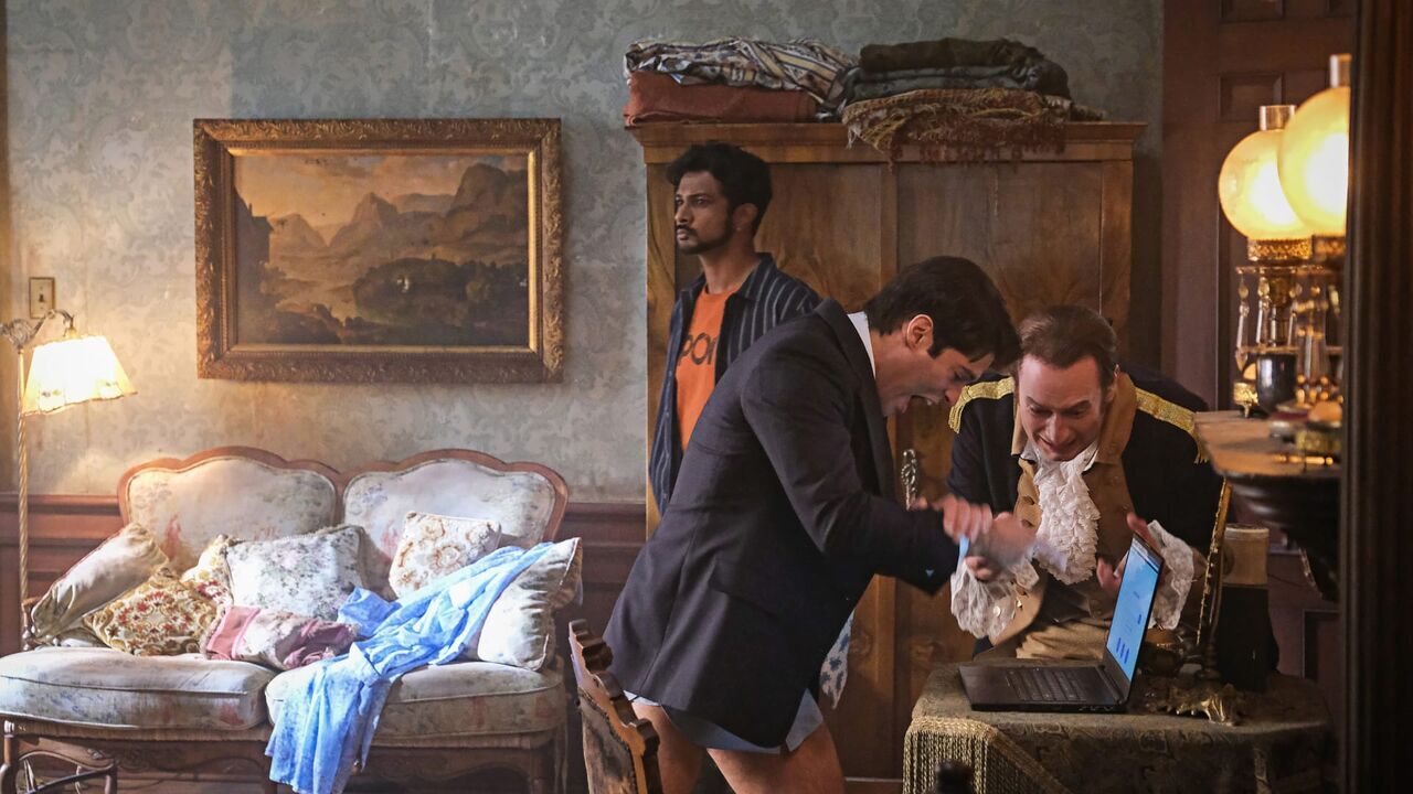 Vignette du programme télé Ghosts : Fantômes à la maison
