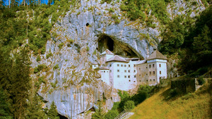 Vignette du programme télé Secrets de châteaux (Les portes de l'enfer, la malédiction du moine, la reine et laconcubine) S1 (2/8)