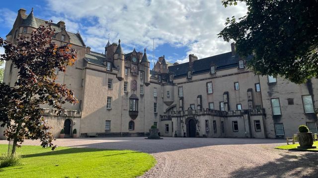 Vignette du programme télé Secrets de châteaux - Saison 1
