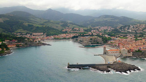 Vignette du programme télé Les 100 lieux qu'il faut voir (Les couleurs fauves de Collioure à Perpignan) S13 (n°6)