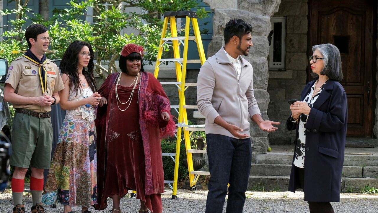 Vignette du programme télé Ghosts : Fantômes à la maison