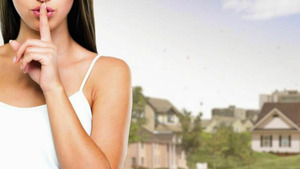 Vignette du programme télé Petits secrets entre voisins (Des vacances d'enfer) S4 (n°27)