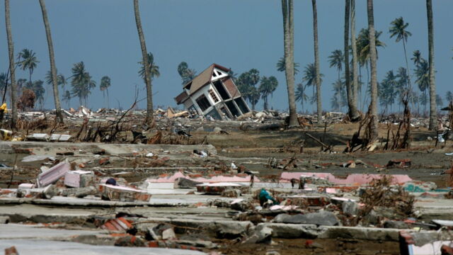 Vignette du programme télé Apocalypse en Asie : le tsunami 2004 minute par minute